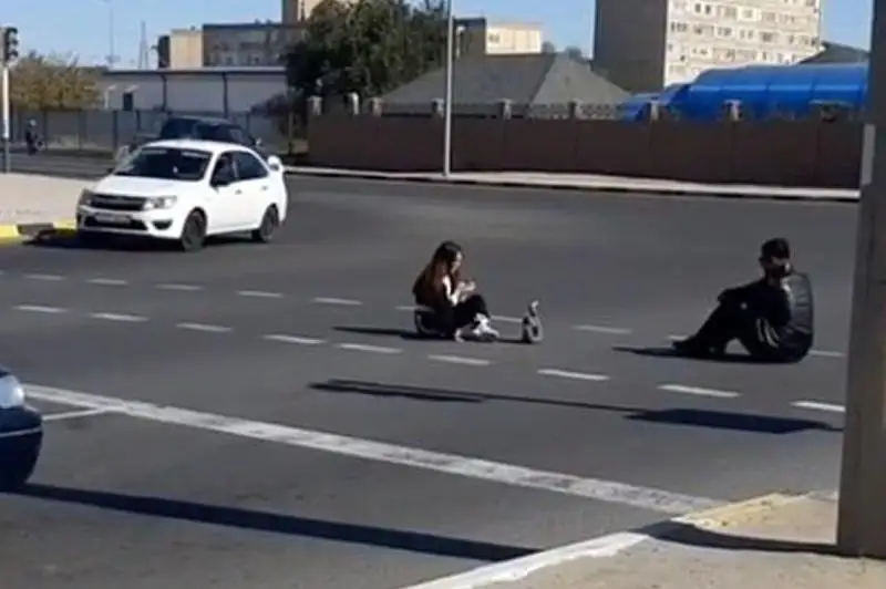 Aqtaýda jasóspirimder jol ortasyna ádeıi otyryp alyp, keptelis týdyrǵan