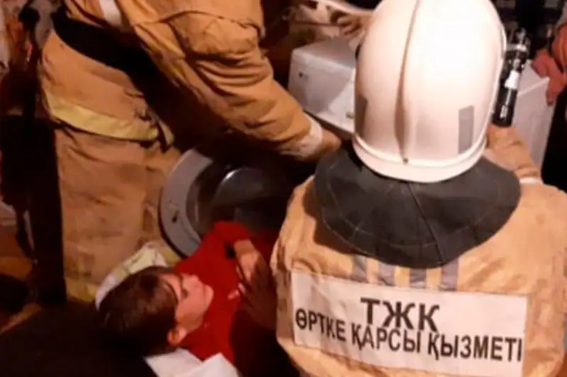 Óskemende 10 jasar qyz kir jýǵysh mashınaǵa keptelip qaldy