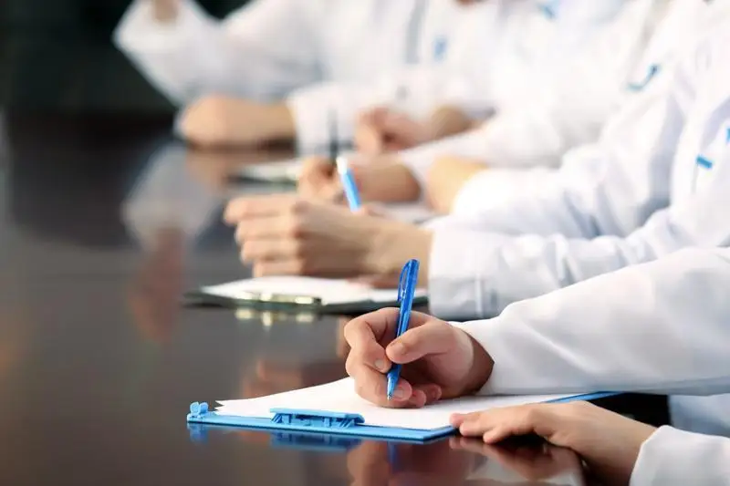 Almaty ákimdigi medıtsına kadrlaryn daıarlaý úshin 120 grant bóldi
