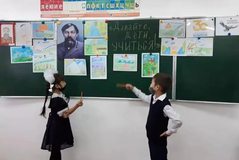 Aqmola oblysynda muǵalimder kúnine arnalǵan quttyqtaý onkúndigi ótýde