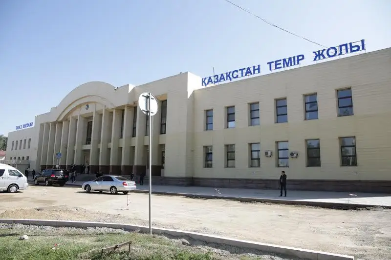Tarazdaǵy temir jol vokzaly kúrdeli jóndeýden ótedi