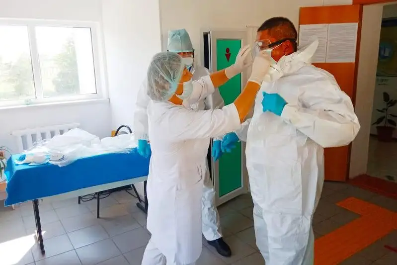 Үйден дауыс беретін сайлаушыларға барған комиссия мүшелері қорғаныш киімін пайдаланды