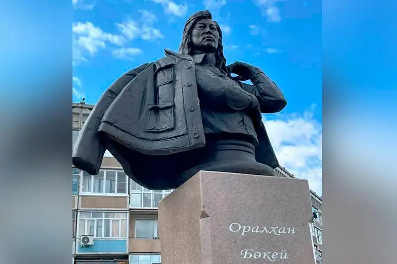 Өскеменде Оралхан Бөкейдің жаңа мүсіні орнатылды
