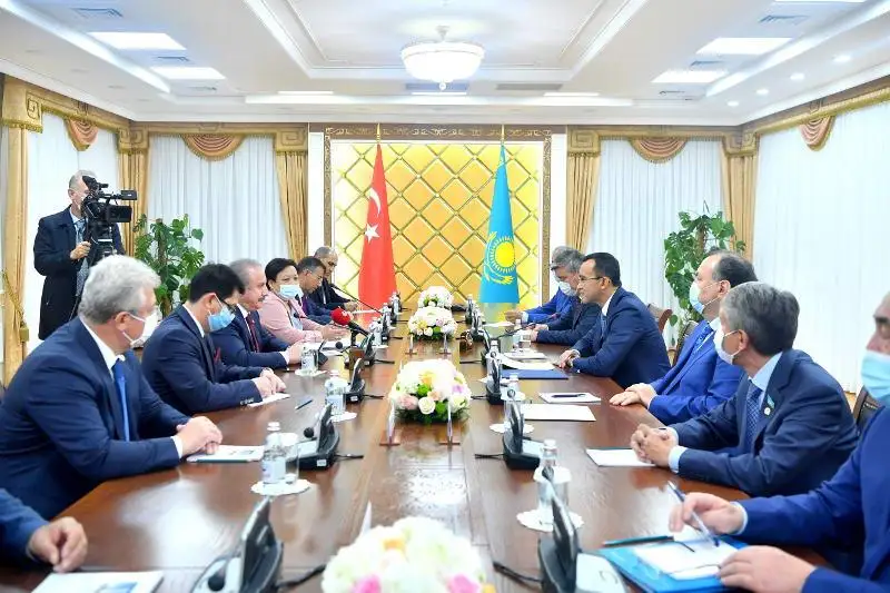 Мәулен Әшімбаев Түркия Ұлы ұлттық жиналысының төрағасы Мұстафа Шентоппен кездесті