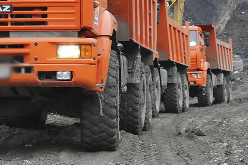 Pavlodarda KamAZ karerge qulap, eki adam qaza boldy