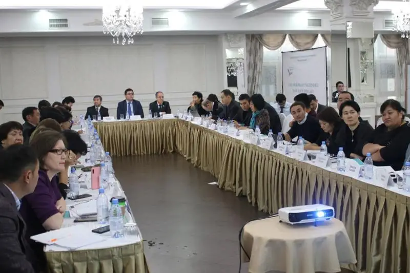 Elordada latyn grafıkasy negizindegi jańa álipbı jobalary talqylandy