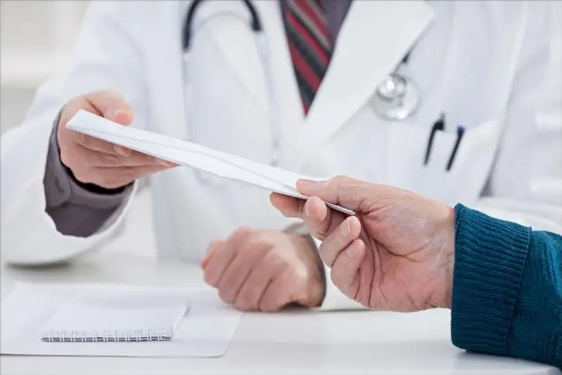 Almatyda perzenthananyń bas dárigeri 200 myń teńge para alǵany úshin sottaldy