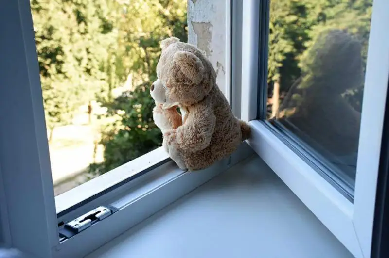 Жамбыл облысында жыл басынан бері 14 бала терезеден құлап кеткен