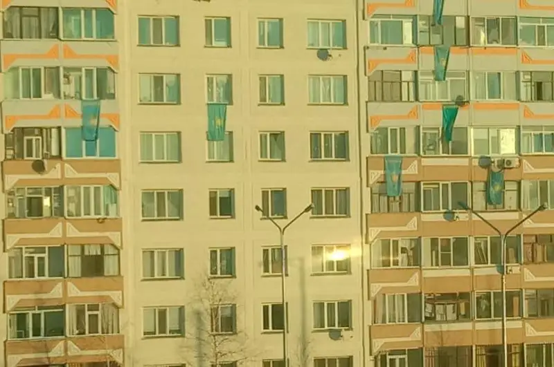 Kókshetaýlyqtar elimiz Týyn balkondaryna ilip, avtosherý uıymdastyrdy