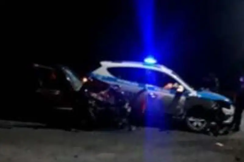 Kentaýda polıtsııa kóligi men jeńil avtomobıl soqtyǵysyp, 6 adam jaraqat aldy