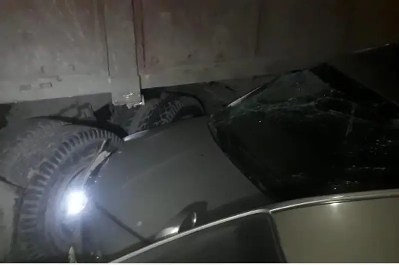 Shymkentte baǵdarshamda turǵan 11 jeńil kólikti «KamAZ» soqty