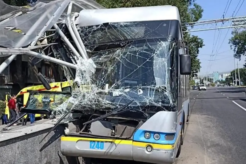 Almatyda trolleıbýs jerasty ótkeline soǵyldy