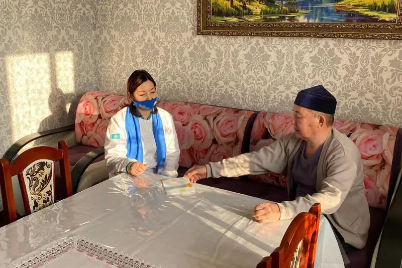 Qazalyda máslıhat depýtattyǵyna kandıdat ardager mashınıspen kezdesti