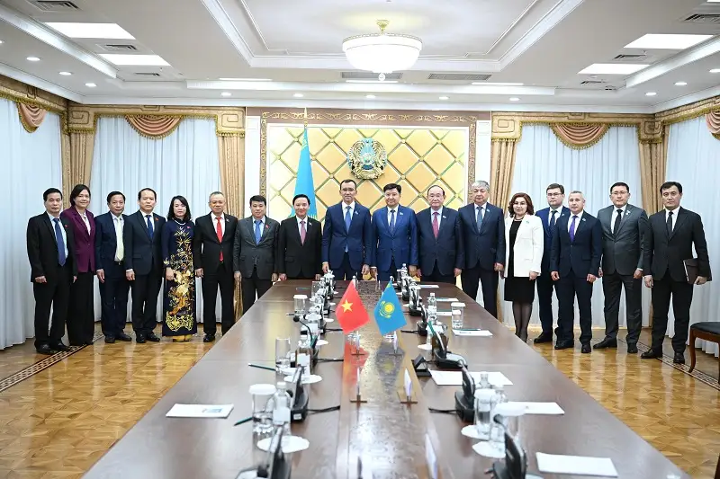 参议院议长会见越南国会代表团