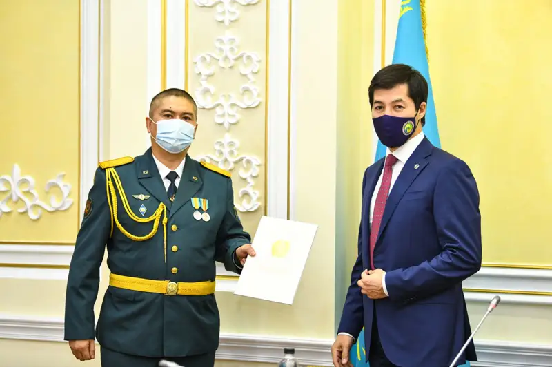 Көпірден секірген әйелді құтқарған әскери қызметшіні БҚО әкімі қабылдады