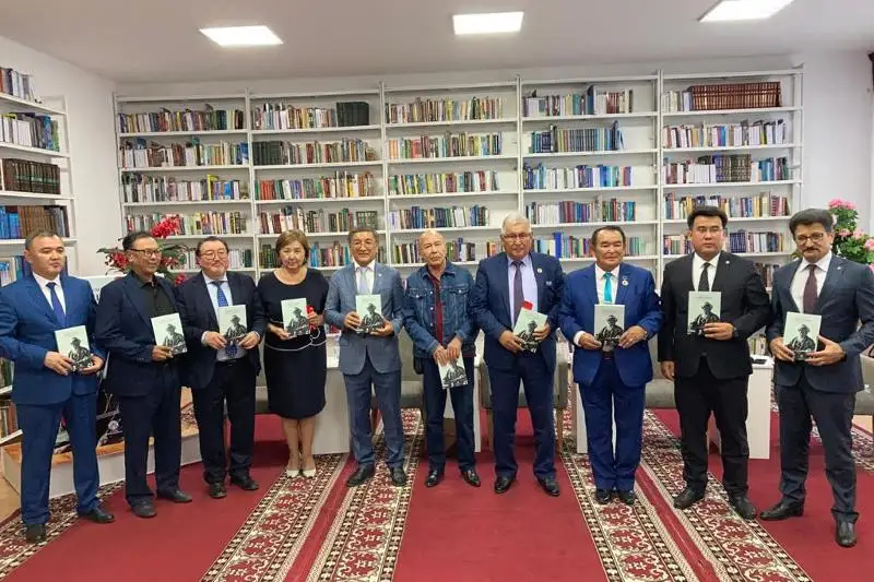 Jambyl óleńderi túrik tilinde kitap bolyp shyqty