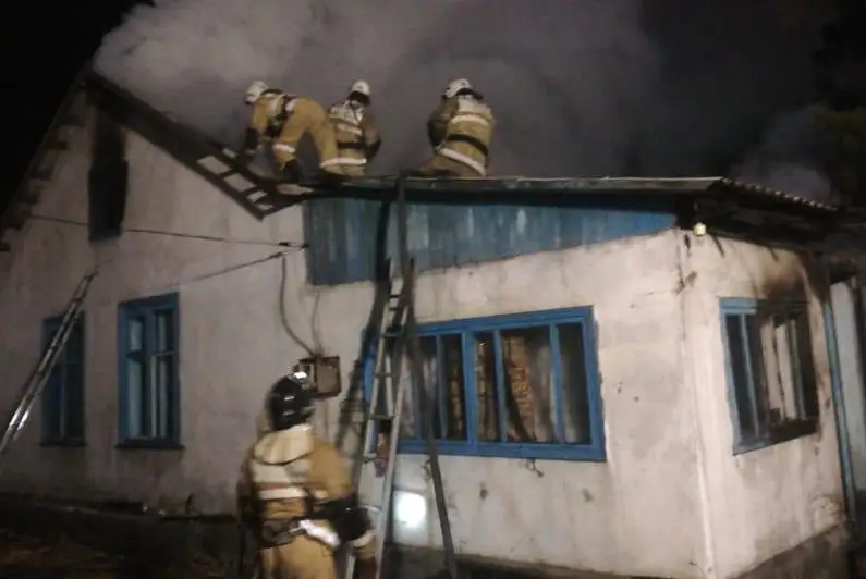 Almaty oblysynyń TJD qyzmetkerleri janyp jatqan úıden er adamdy qutqardy