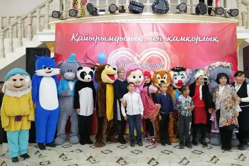 Shymkentte Táýelsizdik kúni qarsańynda qaıyrymdylyq sharasy ótti