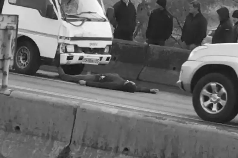 Almatyda baraholkasynda kólik qaǵyp ketken jaıaý júrginshi kóz jumdy