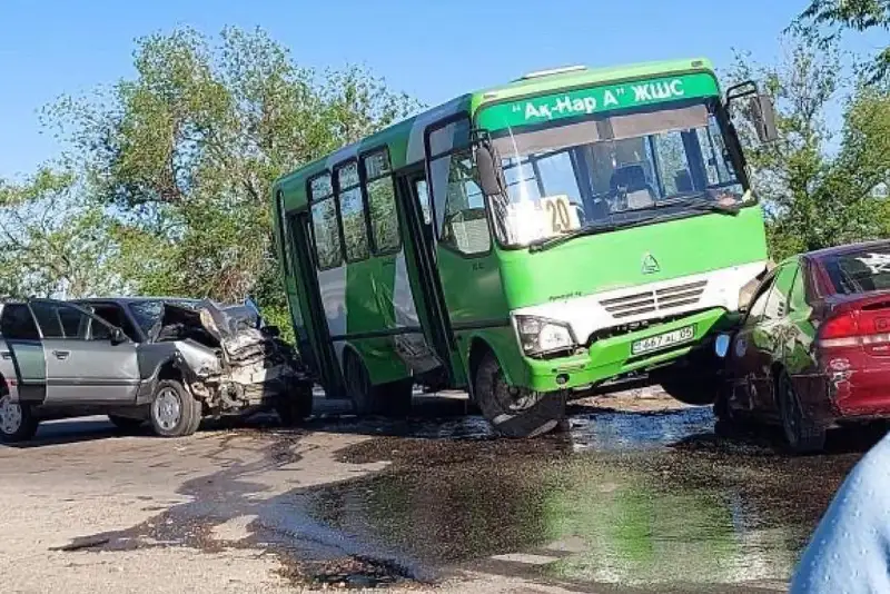 Taldyqorǵanda oqýshylardy tasymaldaıtyn avtobýs apatqa ushyrap, 5 bala jaralandy