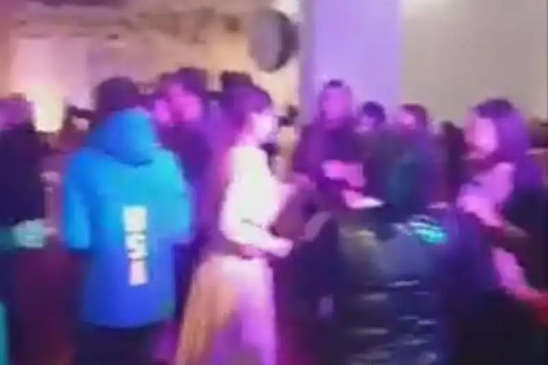 Shymkentte qyz uzatýǵa jınalǵan 100-ge jýyq qonaq úıine qaıtaryldy