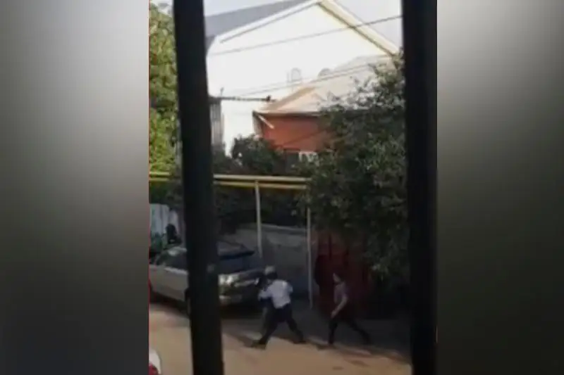 Almatyda sot oryndaýshylaryna oq atqan adamdy ustaý sátiniń vıdeosy paıda boldy