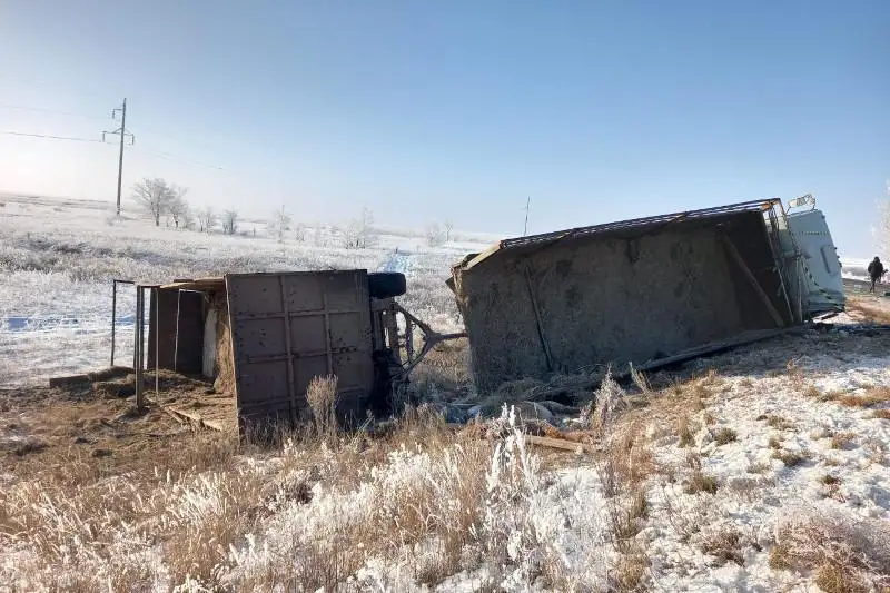 Batys Qazaqstanda «Toyota Camry» KamAZ-ben soqtyǵysyp, úsh adam qaza tapty