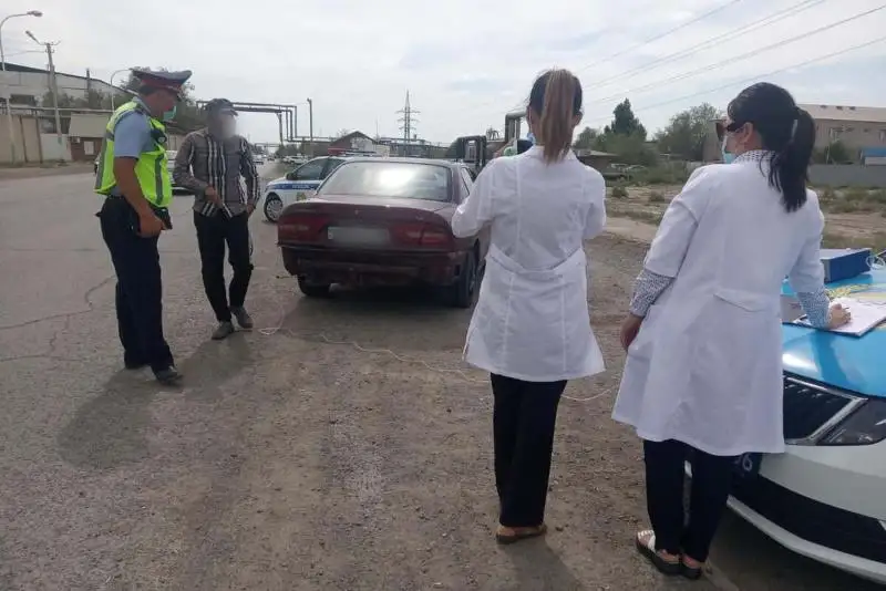 Atyraýda qorshaǵan ortany lastaıtyn kólikpen júrgen 16 júrgizýshi jaýapqa tartyldy