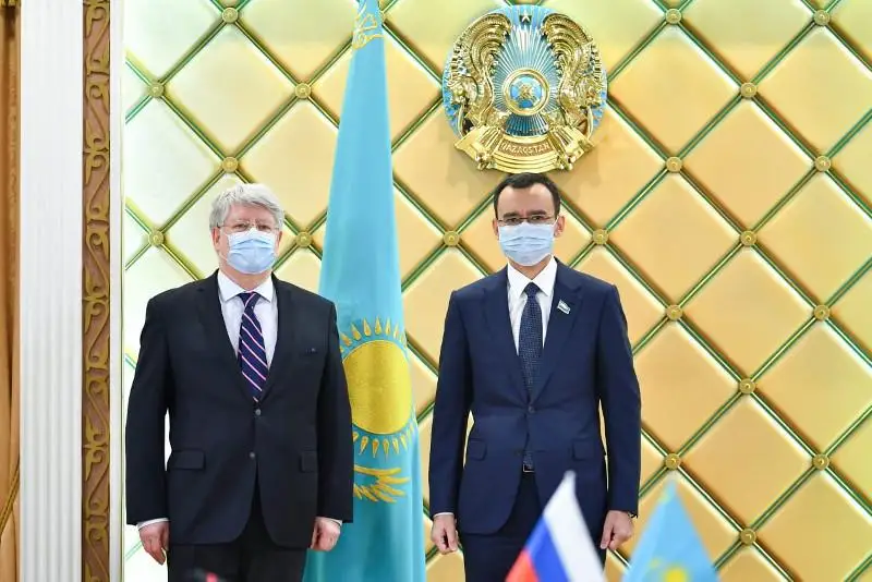 Máýlen Áshimbaev Reseı Elshisimen óńiraralyq jáne shekaramańy yntymaqtastyǵyn talqylady