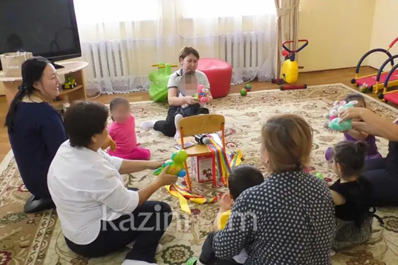 Analaryń jaqynda keledi: Iraktan oralǵan sábılerdi tárbıeshiler qalaı jubatady