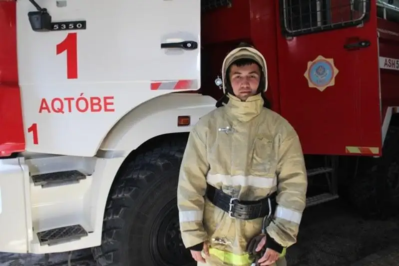 Ақтөбелік өрт сөндіруші отқа оранған  пәтерден зағип қарияны арқалап шығарды