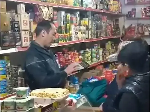 «Qyzyl» aımaqtaǵy Shymkentte demalys kúni bazar jumys istep turǵan