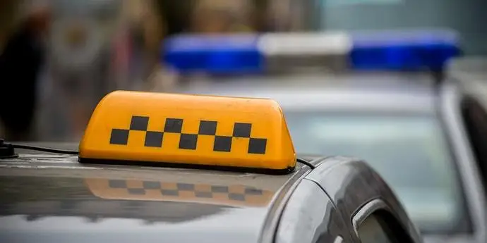 Aqmolada taksı júrgizýshisin basynan uryp taldyryp, kóligin urlaǵan kúdikti ustaldy