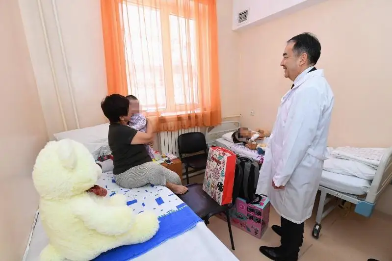 Пострадавшим в авиакатастрофе детям передали новогодние подарки от имени Президента