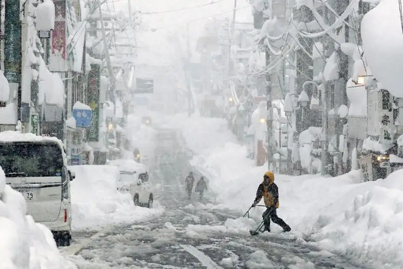 Japonııada qalyń qar túsýi saldarynan 140-tan astam reıs toqtatyldy