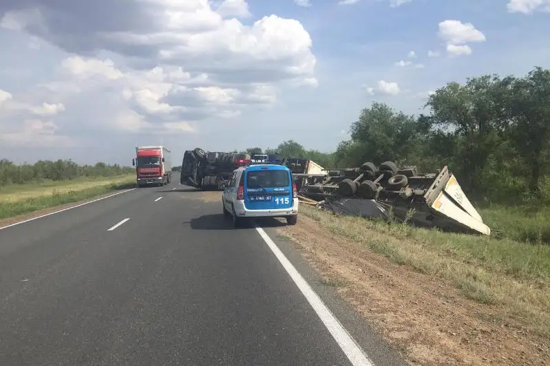 Батыс Қазақстанда жүк көлігі аударылып қалды