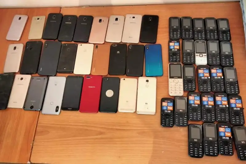 Tarazda 52 telefondy aǵashtyń arasyna tyǵyp, túrmege kirgizbek bolǵandar ustaldy