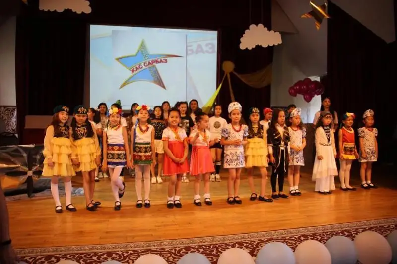 Áskerı qyzmetshiler balalarǵa arnap, kontsert qoıdy