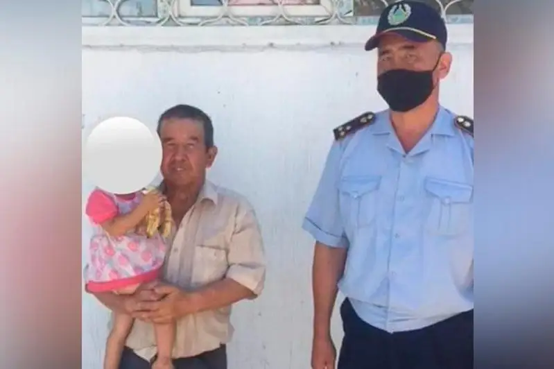 Shymkenttik polıtseıler adasqan 2 jasar qyzdy taýyp, ata-anasyna tabystady