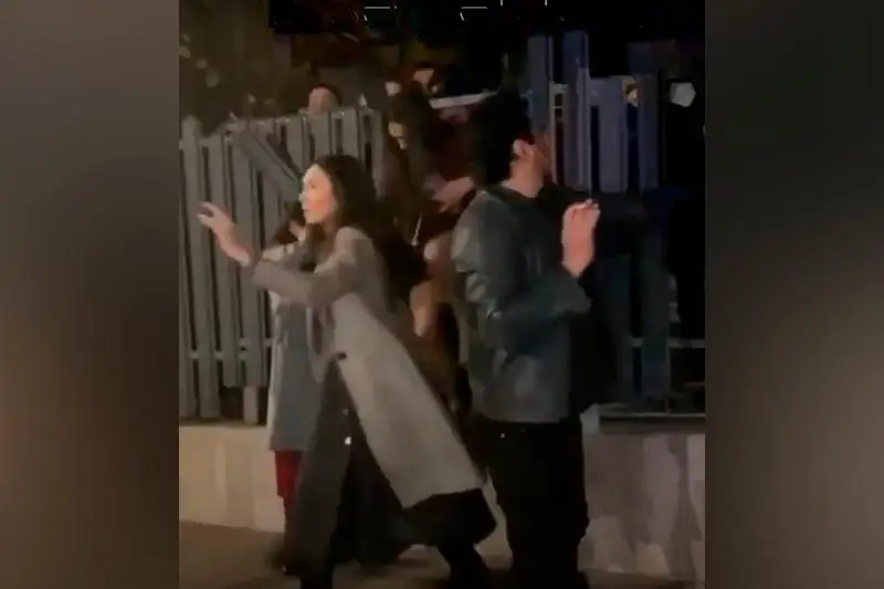Almatyda dámhananyń qorshaýyn buzyp qashqan adamdar vıdeoǵa túsip qaldy