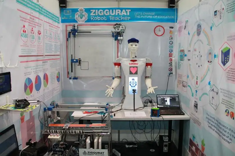 Taldyqorǵandyq oqýshylar robot-muǵalim qurastyrdy