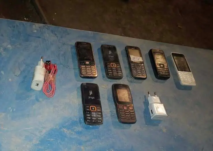 Júk tasymaldaýshy 63 esirtki zaty men 43 telefondy túrmege ótkizbek bolǵan
