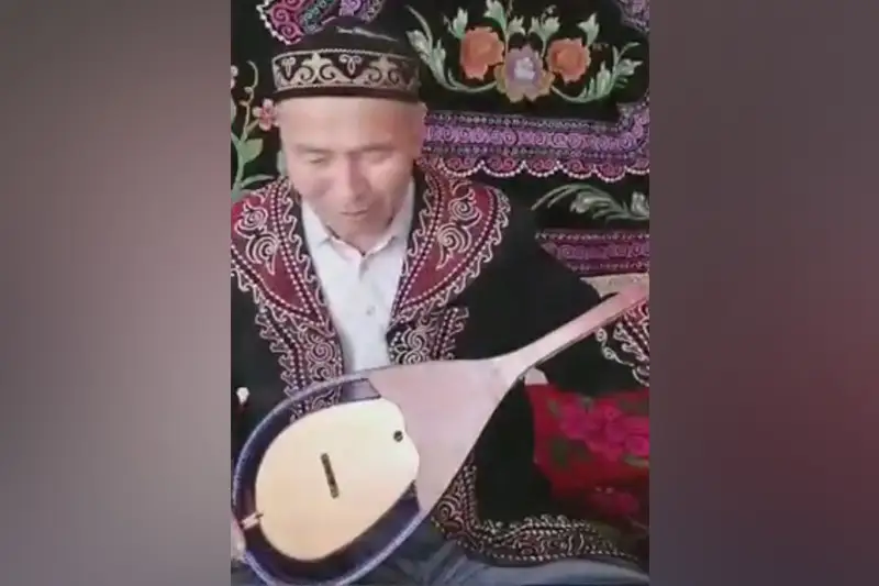 Qytaıdaǵy qazaq eki betti erekshe dombyra jasady