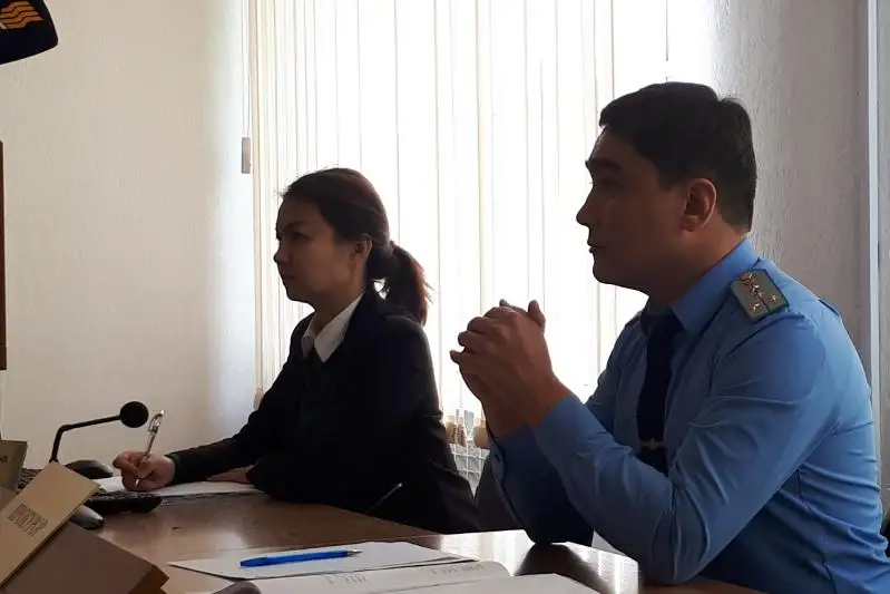 Aqtóbede prokýrorǵa 1,5 mln teńge para bergen dırektor kinásin moıyndady