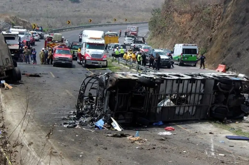 Meksıkada avtobýs pen júk kóligi soqtyǵysyp, 16 adam qaza tapty