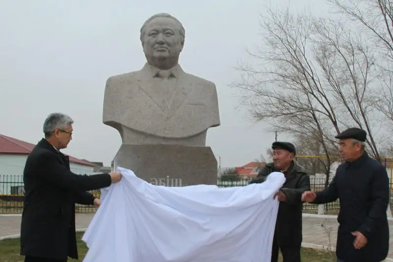 Ábish Kekilbaevtyń týǵan aýylynda eskertkishi qoıyldy
