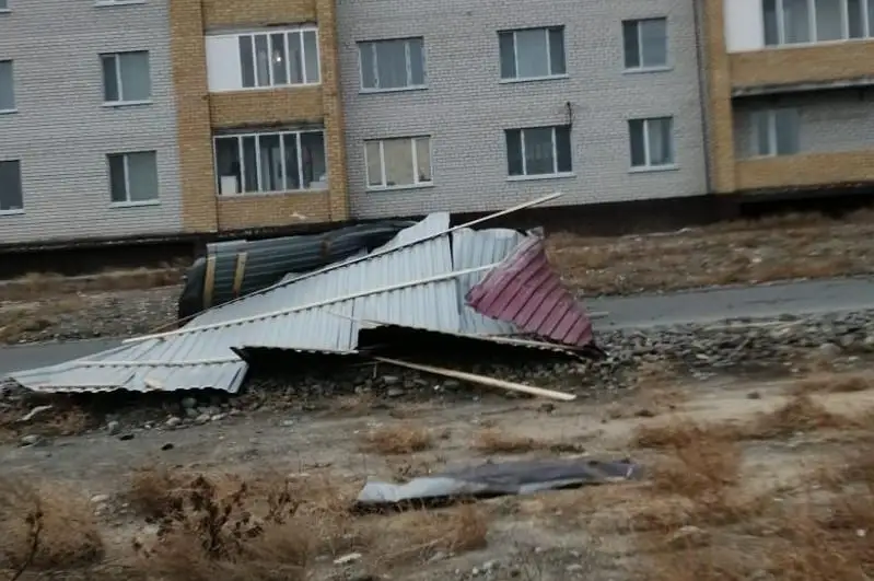 ШҚО-да қатты жел бірнеше ғимараттың шатырын ұшырып әкетті