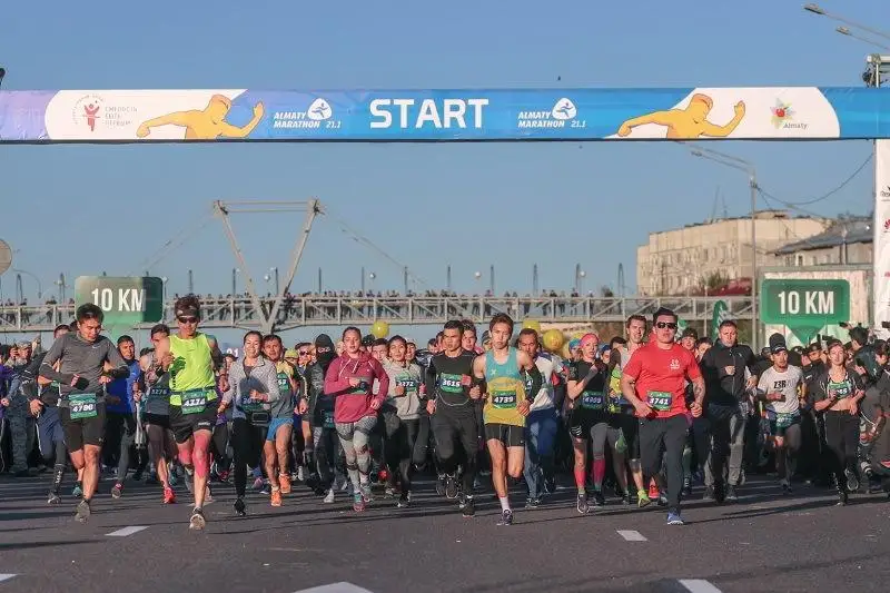 25 eldiń áýesqoı-sportshylary Almatydaǵy jartylaı marafonda júgirdi