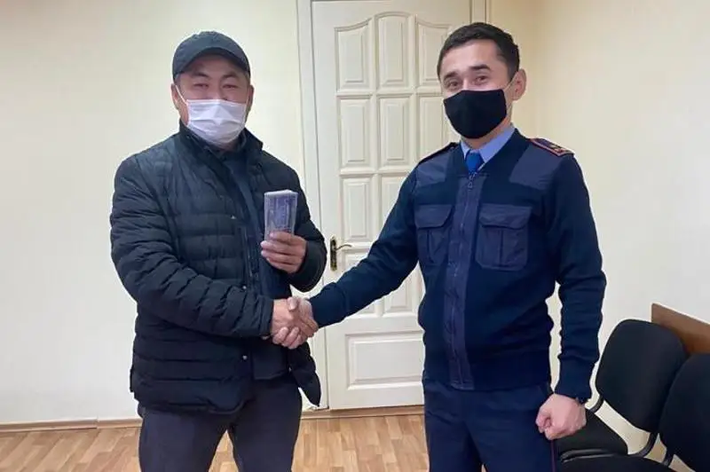 Kólik polıtseıleri taǵy da joǵalǵan iri kólemdegi aqshany ıesine qaıtardy