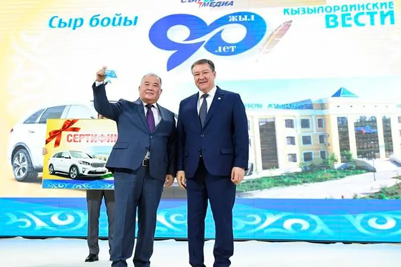 Qyrymbek Kósherbaev Qyzylorda oblysyndaǵy qos gazetti mereıtoıymen quttyqtady